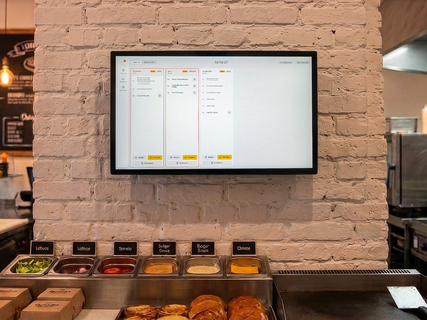 Onesix Küchendisplay in der Küche über der Vorbereitungsstation