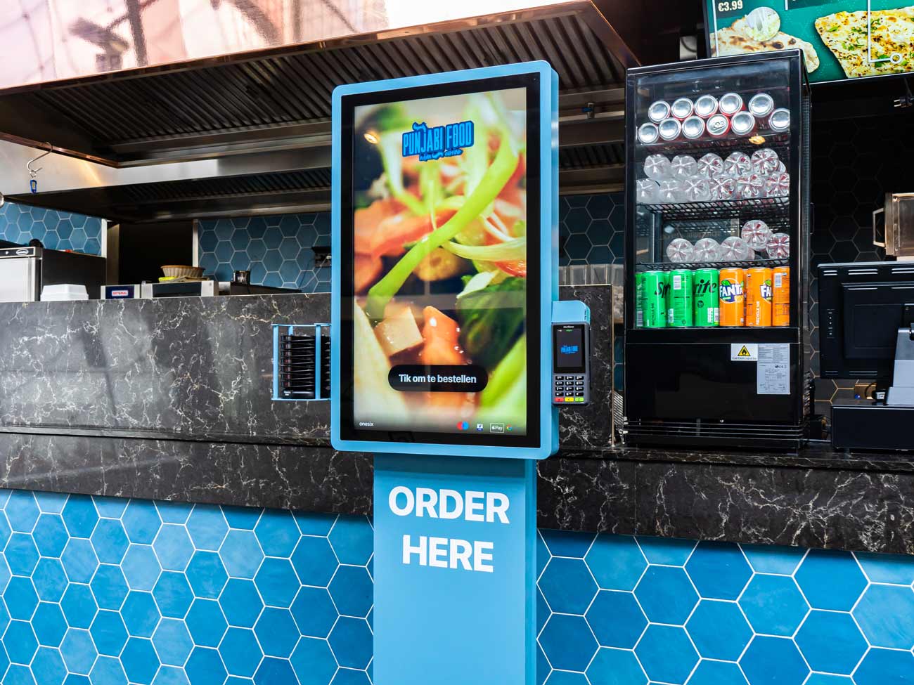 Onesix Kiosk Premium in eigener Farbe am Tresen eines Restaurants