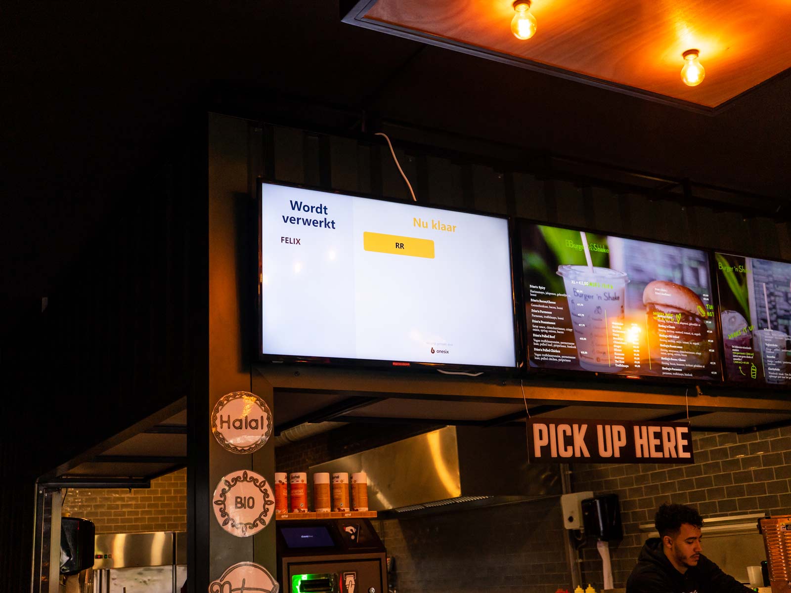 Onesix Status Screen mit Abholbenachrichtigungen in einem Gastronomiebetrieb