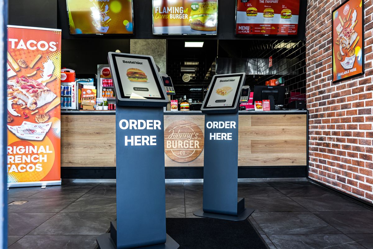 Onesix Kiosk in einem Gastronomiebetrieb, Wahl zwischen Bestellterminal mieten oder kaufen