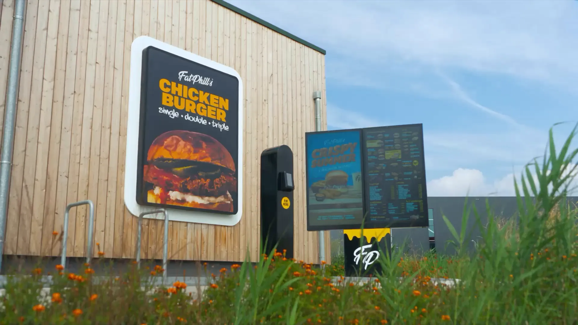 Onesix Drive-Thru bei Fat Phill's: Gegensprechanlage mit Bezahlterminal und Menübildschirme am Bestellpunkt