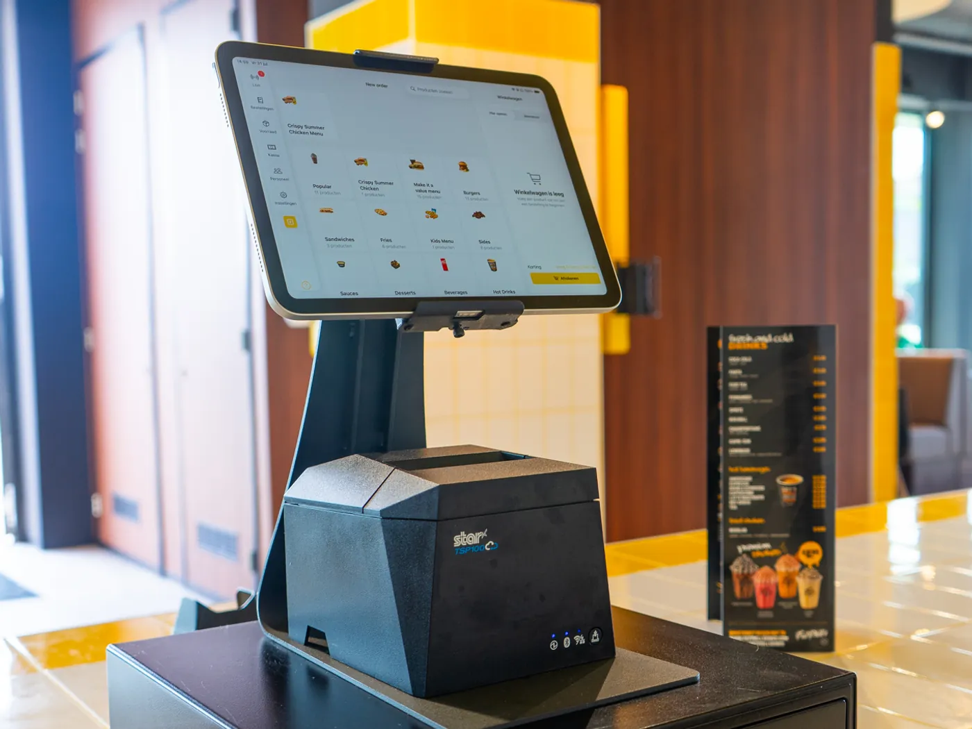 Onesix Kasse mit Bondrucker und Kassenschublade an der Theke bei Fat Phill's