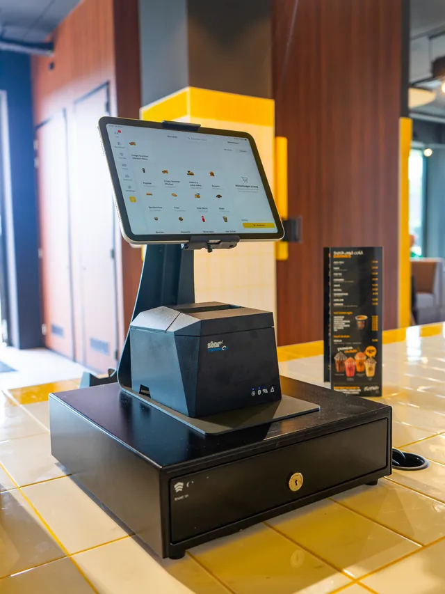 Onesix Kasse mit Bondrucker und Kassenschublade an der Theke bei Fat Phill's