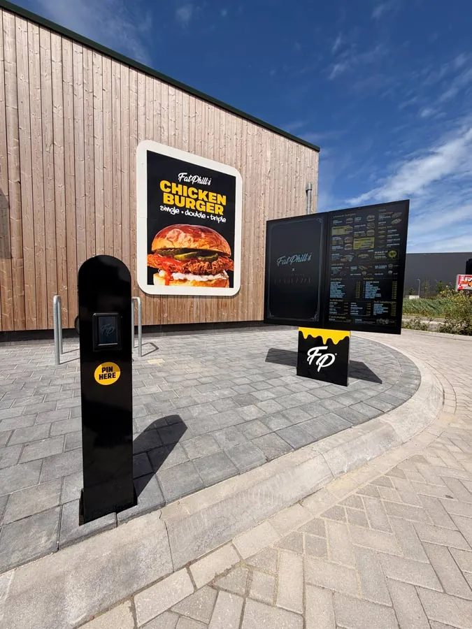 Säule mit Gegensprechanlage und Bezahlterminal am Bestellpunkt des Drive-Thru von Fat Phill's