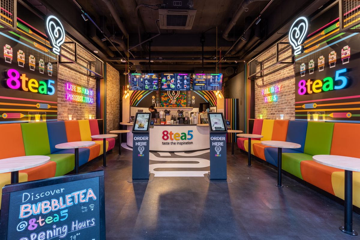 Zwei Onesix Kiosks mit 'Order here' vor der Theke im Bubble-Tea-Laden 8Tea5 in Rotterdam
