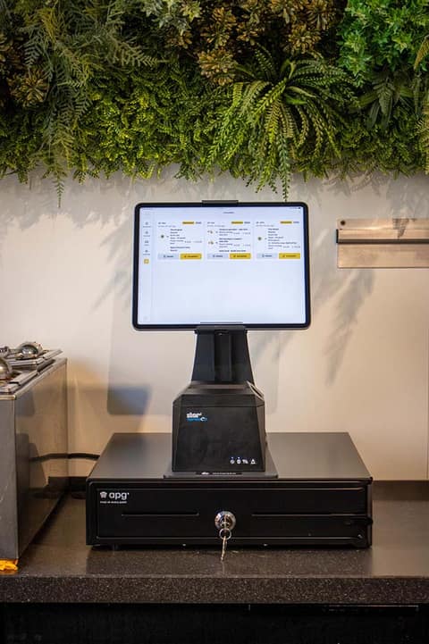 Onesix Kasse mit Drucker und Kassenschublade bei Poké Perfect