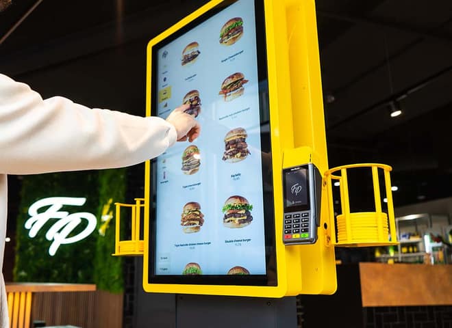 Gast bestellt am gelben Onesix Kiosk bei Fat Phill's