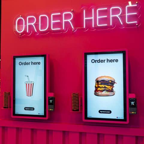 Zwei Onesix Kiosk Premium Wall Bestellterminals nebeneinander