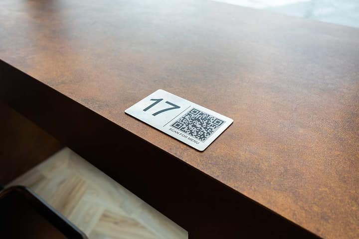 Tischschild mit QR-Code, um das Menü über den Onesix Online-Kiosk zu scannen