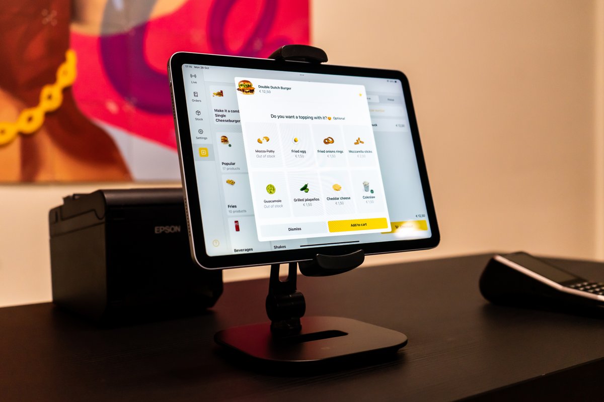Onesix Kasse auf einem Tablet mit Upsell-Bildschirm, daneben ein Bondrucker und ein Zahlungsterminal