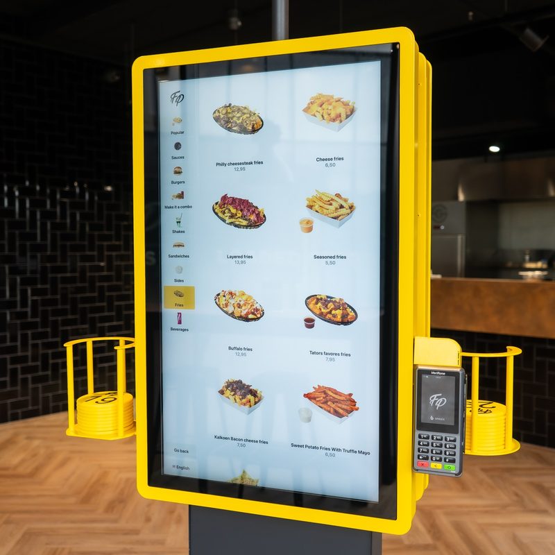 Onesix Kiosk Premium X im gelben Branding von Fat Phill’s