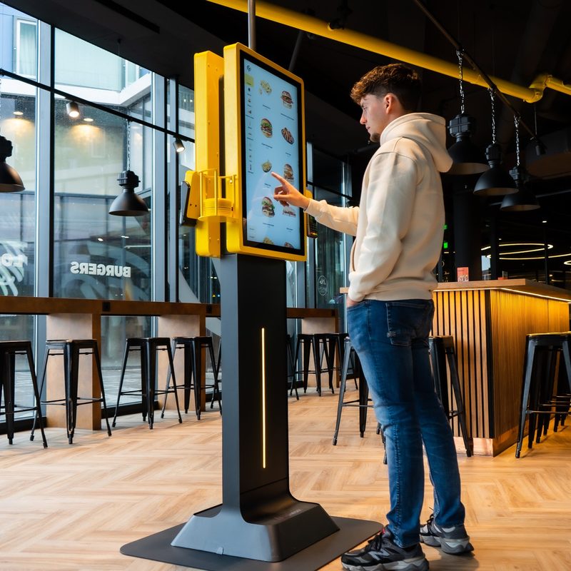Gast bestellt in Ruhe am Onesix Kiosk Premium X bei Fat Phill’s