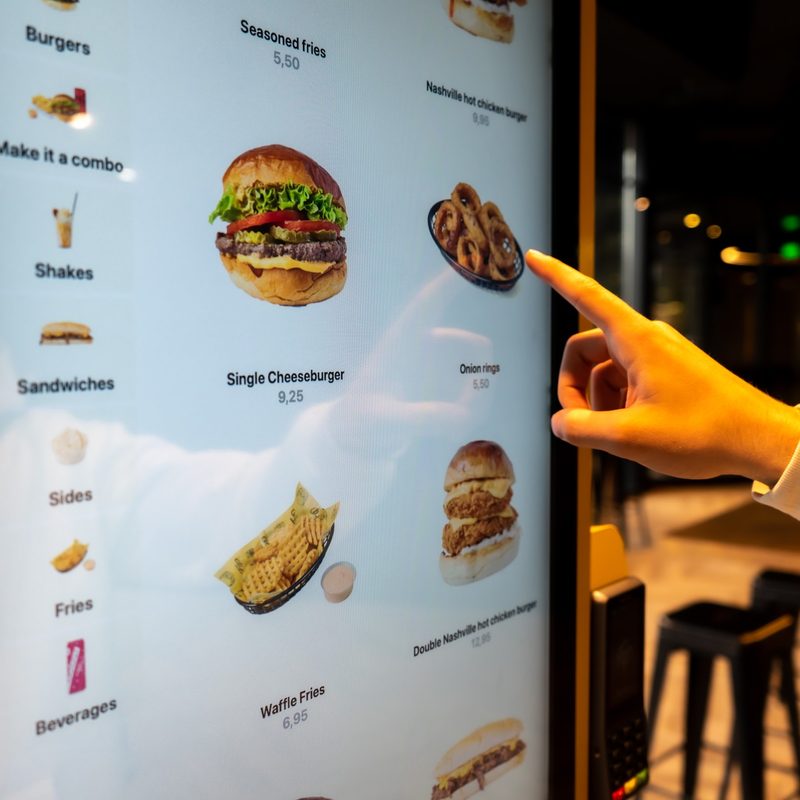 Gast wählt ein Extra am Onesix Kiosk Premium X bei Fat Phill’s