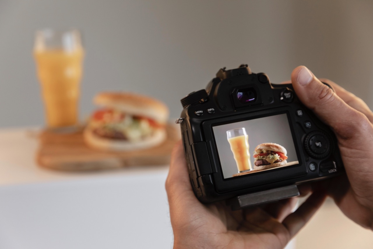 Fotoshooting eines Hamburgers mit einem Getrank.